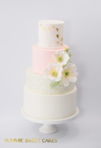 Bruidstaart Met Ruffles En Suikerbloemen Yummie Sweet Cakes