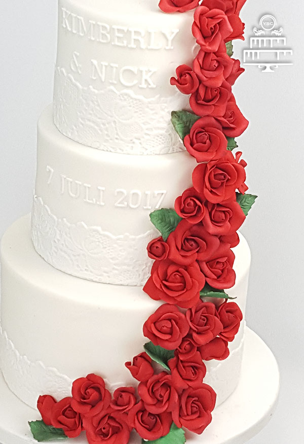 bevolking Civiel intern Een bruidstaart met rode rozen • Yummie Sweet Cakes •