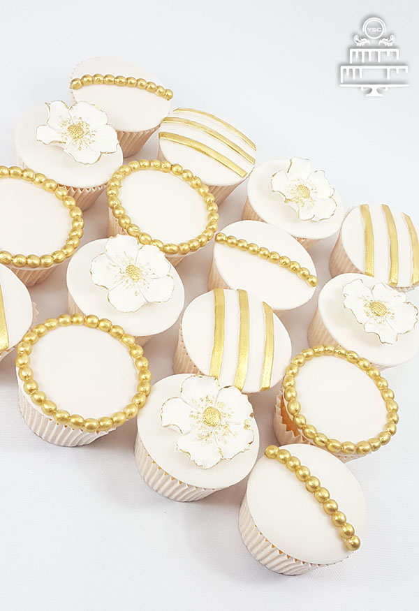 creatief Afscheiden atmosfeer Bruidstaart met gouden decoraties • Yummie Sweet Cakes •
