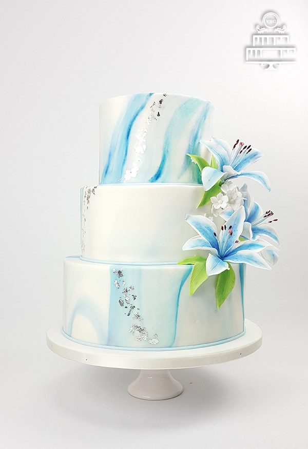 blauwe lelies op een bruidstaart