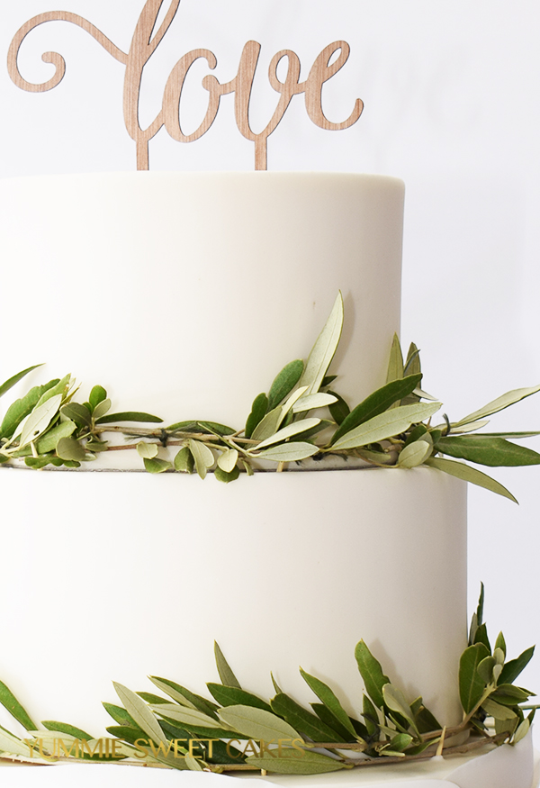 natural looking wedding cake