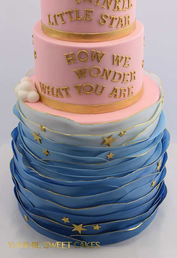 nul Efficiënt Slordig Gender reveal taart met goud tekst • Yummie Sweet Cakes •