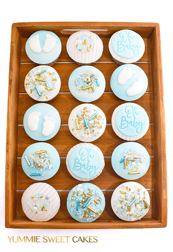 Blauwe babyshower taart en cupcakes