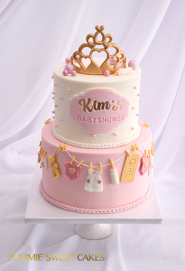Roze babyshower taart met cupcakes