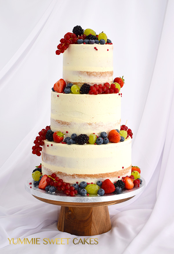 Een naked wedding cake met vers fruit