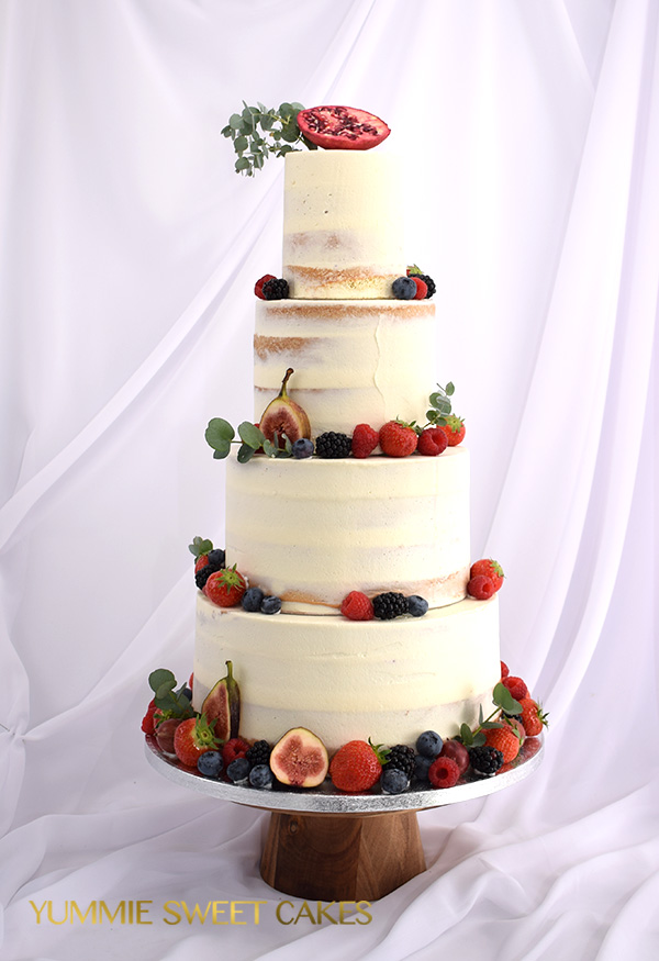 Een naked wedding cake met fruit