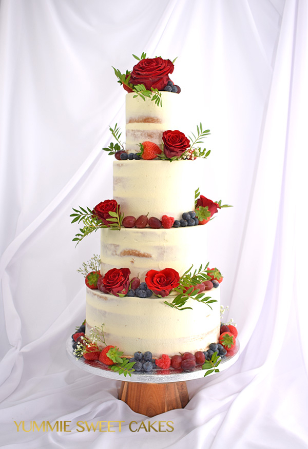 Naked wedding cake met rode rozen