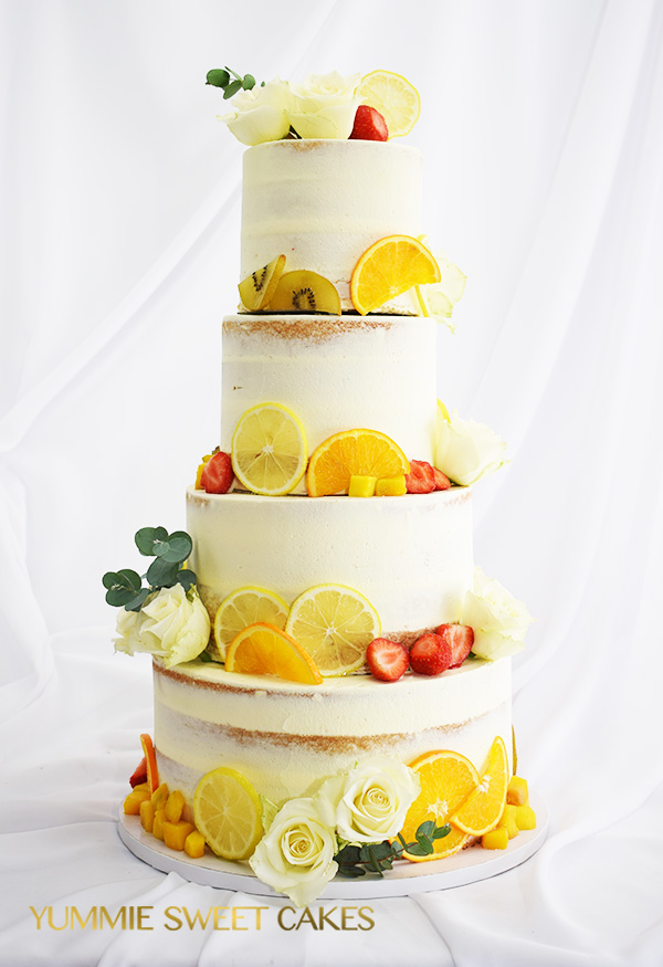 Naked wedding cake met citrusfruit